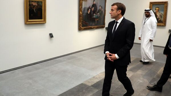 Macron durante a inauguração do Louvre nos EAU - Sputnik Brasil