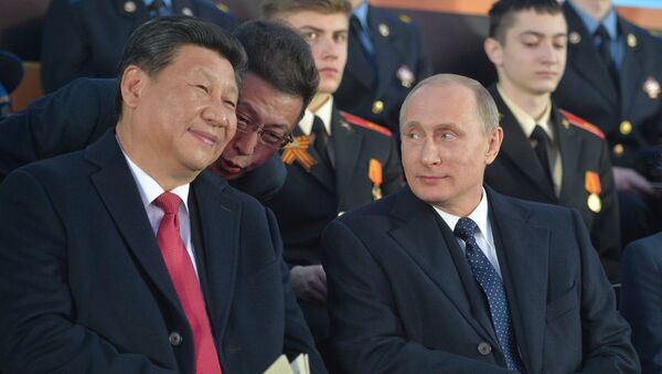 O presidente da China, Xi Jinping, e o presidente da Rússia, Vladimir Putin, na Parada da Vitória. - Sputnik Brasil