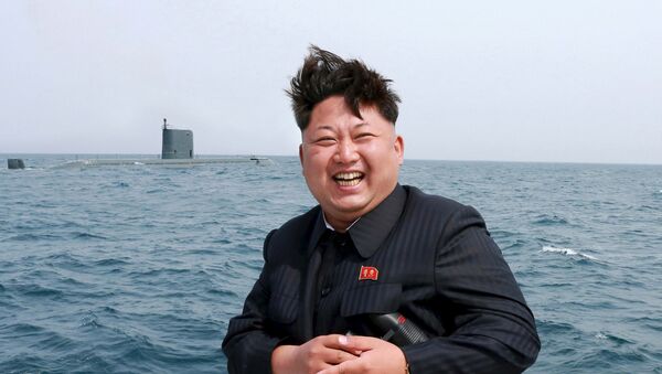 Kim Jong-un, durante teste com submarino da Coreia do Norte - Sputnik Brasil