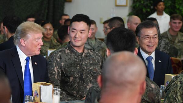 O mandatário estadunidense, Donald Trump, e seu homólogo sul-coreano, Moon Jae-in, durante almoço oficial na base militar estadunidense Camp Humphreys na Coreia do Sul - Sputnik Brasil