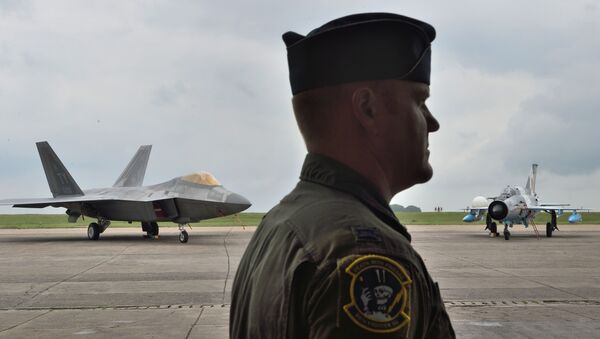 Piloto da Força Aérea norte-americana com F-22 Raptor dos EUA (à esquerda) e MiG-21 Lancer da Força Aérea da Romênia (à direita) em fundo, foto de arquivo - Sputnik Brasil