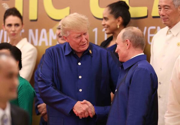 Presidente Putin e presidente Trump apertam mãos ao se encontrarem na cúpula da APEC no Vietnã - Sputnik Brasil