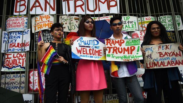 Ativistas LGBT seguram cartazes contra a visita do presidente dos EUA, Donald Trump, às Filipinas em Manila, 9 de novembro de 2017 - Sputnik Brasil