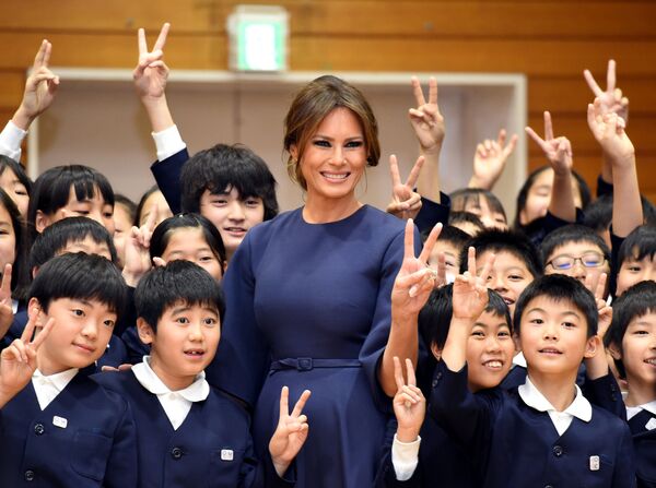 Melania Trump com alunos de uma escola primária em Tóquio - Sputnik Brasil