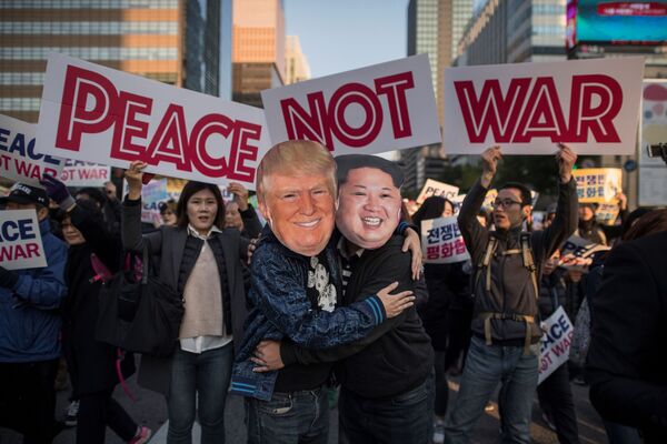 Participantes de manifestação pacifista com máscaras de Trump e Kim Jong-un em Seul - Sputnik Brasil