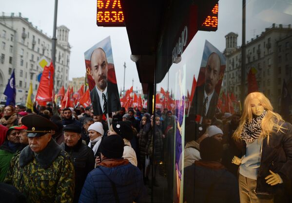 Marcha do Partido Comunista da Federação da Rússia por ocasião do 100º aniversário da Revolução de Outubro no centro de Moscou - Sputnik Brasil