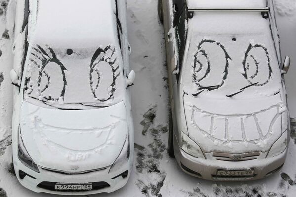 Desenhos em carros cobertos de neve, Krasnoyarsk, oeste da Rússia - Sputnik Brasil