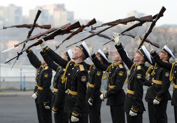 Apresentação solene durante cerimônia dedicada ao 80º aniversário da Escola Naval do Pacífico Makarov em Vladivostok, Extremo Oriente russo - Sputnik Brasil