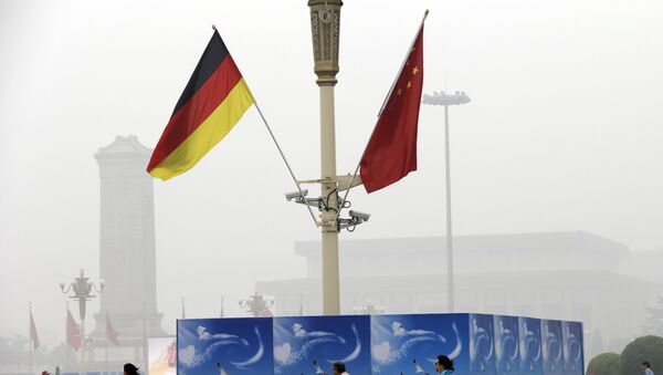 German and Chinese national flags are attached to a lamp post on Tiananmen Square (File) - Sputnik Brasil