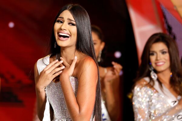 Miss estado de Delta Amacuro, Sthefany Gutierrez, reage à sua vitória no concurso Miss Venezuela 2017 em Caracas, em 9 de novembro de 2017 - Sputnik Brasil