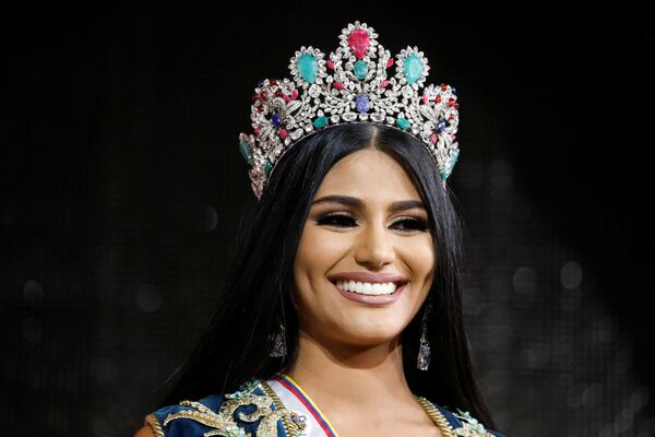 Miss estado de Delta Amacuro, Sthefany Gutierrez, sorri após ganhar o concurso Miss Venezuela 2017 em Caracas, em 9 de novembro de 2017 - Sputnik Brasil