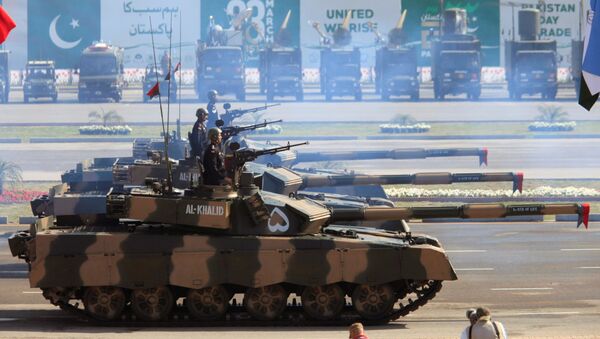 Tanques paquistaneses Al-Khalid durante uma parada militar em Islamabad, em 23 de março de 2017 - Sputnik Brasil