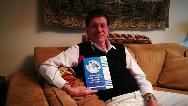 Luis Augusto Frappola com o livro Os russos no Uruguai: história e atualidade - Sputnik Brasil