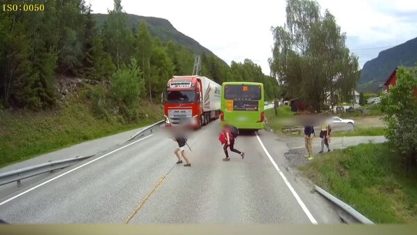 Kid Barely Avoids Getting Run Over by Trailer in Norway - Sputnik Brasil