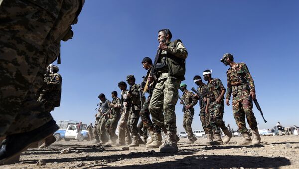 Militantes houthis recém-recrutados na capital iemenita Sanaa mobilizando mais combatentes para lutar contra as forças pró-governo em várias cidades do Iêmen, janeiro de 2017 - Sputnik Brasil