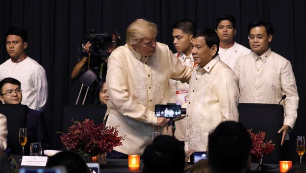 U.S. President Donald Trump shakes hands with Philippines President Rodrigo Duterte during the gala dinner marking ASEAN's 50th anniversary in Manila, Philippines November 12, 2017 - Sputnik Brasil
