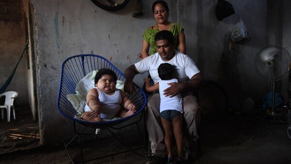Luis Gonzales de 10 meses com seus pais e irmão mais velho no México, em 8 de novembro de 2017 - Sputnik Brasil