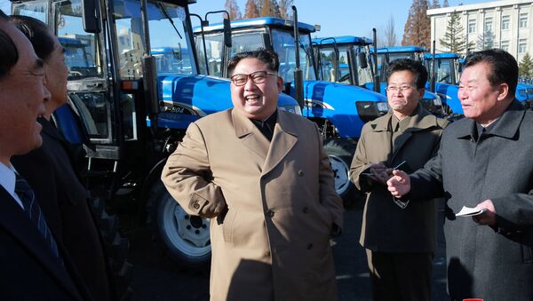 Kim Jong-un visita uma fábrica de tratores na Coreia do Norte - Sputnik Brasil