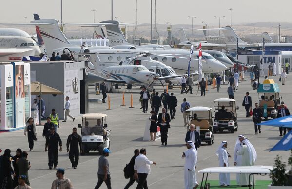 Visitantes conferindo diferentes modelos de aeronaves apresentadas no âmbito do evento Dubai Airshow 2017, nos Emirados Árabes Unidos - Sputnik Brasil