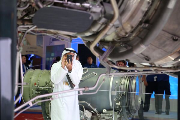 Visitante ganha uma foto de um motor de avião no decorrer do evento Dubai Airshow 2017, nos Emirados Árabes Unidos - Sputnik Brasil