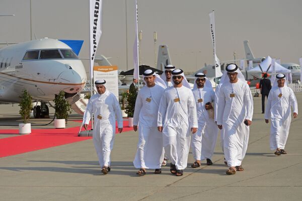 Visitantes passeiam pelo complexo onde se acolheu o Salão Aeroespacial Dubai Airshow 2017, nos Emirados Árabes Unidos - Sputnik Brasil