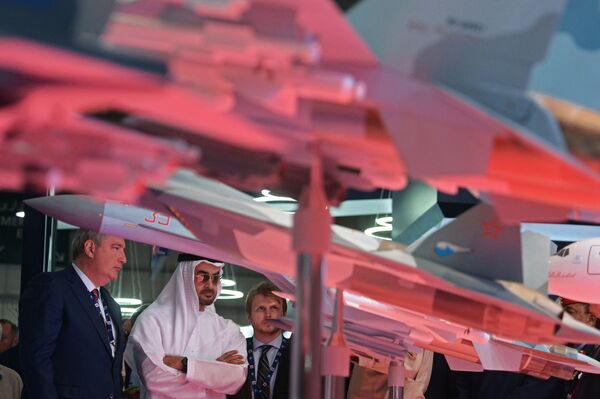 O vice-premiê russo, Dmitry Rogozin, e vice-comandante-em-chefe das Forças Armadas dos EAU, príncipe herdeiro de Abu Dabi, Mohammed bin Zayed al-Nahyan, visitam o stand da Rússia durante o Salão Aeroespacial Dubai Airshow 2017 - Sputnik Brasil