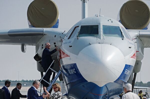 O diretor-geral da corporação estatal russa Rostec, Sergei Chemezov, inspeciona o avião anfíbio russo Be-200CHS durante o Salão Aeroespacial Dubai Airshow 2017, nos Emirados Árabes Unidos - Sputnik Brasil