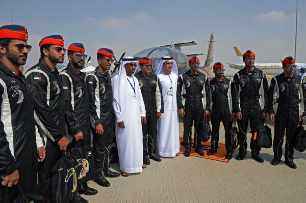 Pilotos do grupo de pilotagem nacional dos EAU, Fursan Al Emarat, no Salão Aeroespacial Dubai Airshow 2017 - Sputnik Brasil