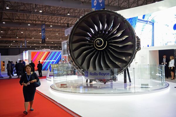 Visitante examina o stand da empresa Rolls-Royce no Salão Aeroespacial Dubai Airshow 2017, nos Emirados Árabes Unidos - Sputnik Brasil