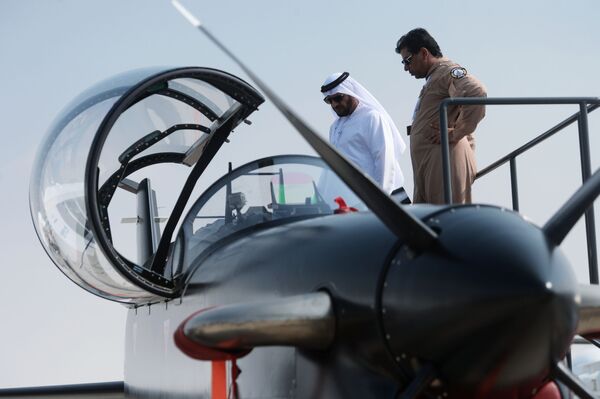 Visitante examina um avião de turboélice, B-250, produzido pela empresa CALIDUS, durante o Salão Aeroespacial Dubai Airshow 2017, nos Emirados Árabes Unidos - Sputnik Brasil