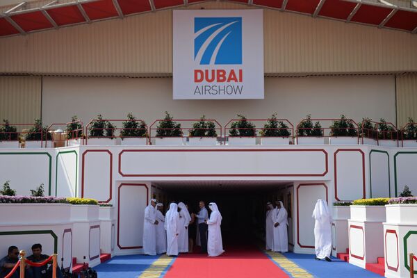 Grupo de visitantes do evento Dubai Airshow 2017, salão aeroespacial bienal nos Emirados Árabes Unidos - Sputnik Brasil