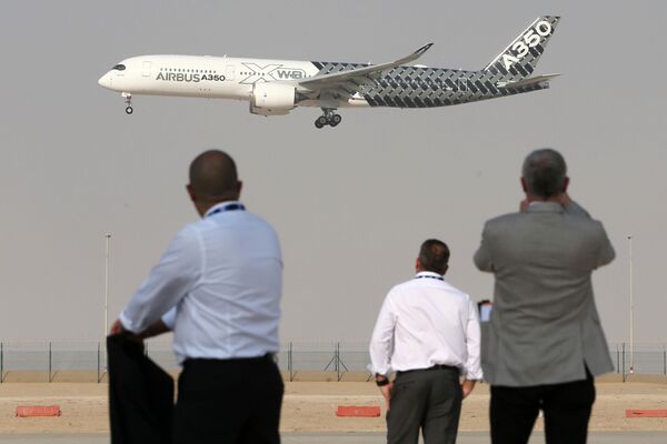 A aeronave Airbus A350 efetua um voo de demonstração durante o Salão Aeroespacial Dubai Airshow 2017, nos Emirados Árabes Unidos - Sputnik Brasil