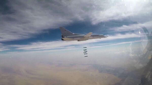 Bombardeiro Tu-22M3 da Força Aeroespacial da Rússia sobrevoando província síria de Deir ez-Zor - Sputnik Brasil