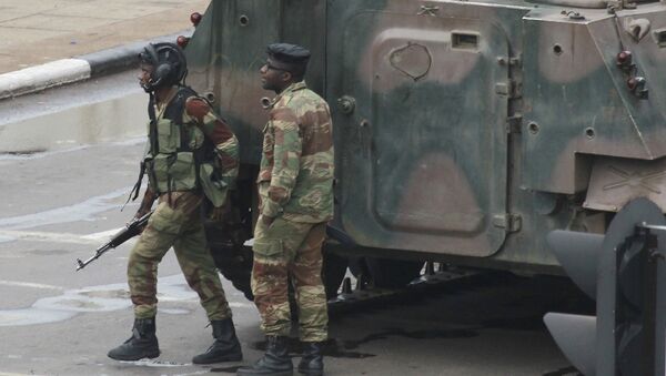 Soldados armados perto de um veículo blindado na capital do Zimbábue, Harare, 15 de novembro de 2017 - Sputnik Brasil