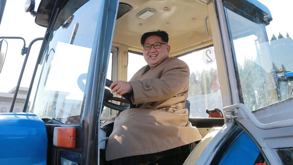 O líder da Coreia do Norte, Kim Jong-un visita a fábrica de tratores Kumsong em Pyongyang - Sputnik Brasil
