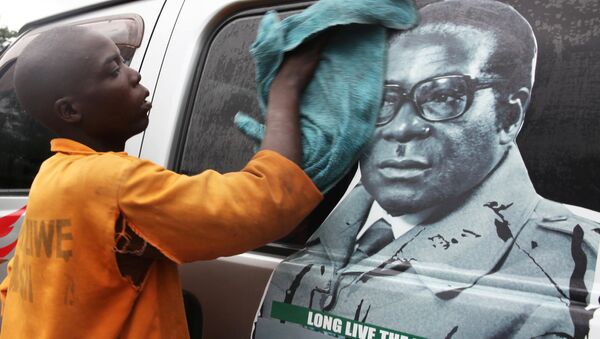 Jovem lavando veículo com a imagem do presidente do Zimbábue, Robert Mugabe, Harare. Zimbábue, novembro 15, 2017 - Sputnik Brasil