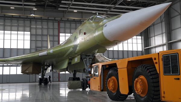 Rebocagem do bombardeiro estratégico modernizado Tu-160M2 à pista de decolagem em Kazan - Sputnik Brasil
