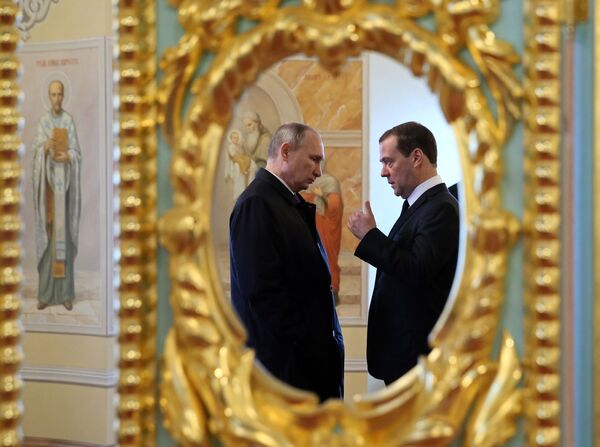 Presidente russo, Vladimir Putin, fala com premiê da Rússia, Dmitry Medvedev - Sputnik Brasil