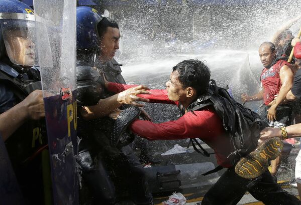 Confrontos entre polícia e manifestantes perto da embaixada dos EUA em Manila, Filipinas - Sputnik Brasil