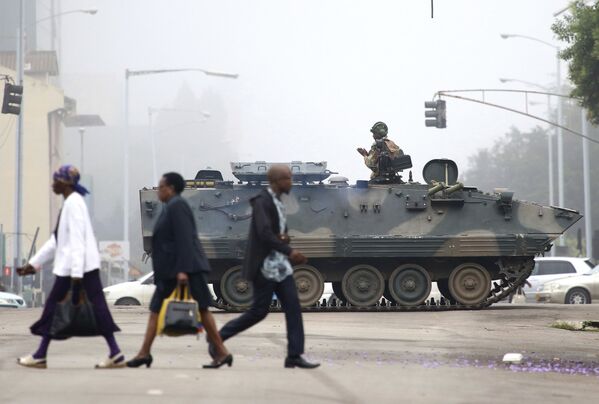 Patrulha na capital do Zimbábue, Harare, após a detenção do presidente Robert Mugabe por militares - Sputnik Brasil