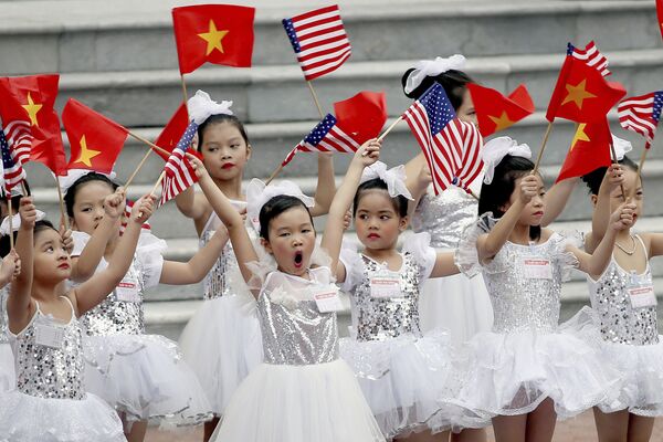 Crianças vietnamitas antes da cerimônia de saudação do presidente norte-americano, Donald Trump - Sputnik Brasil