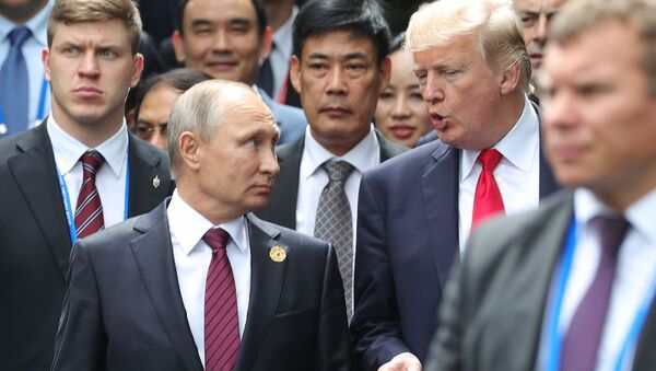 Vladimir Putin fala com presidente Trump na cúpula da APEC no Vietnã - Sputnik Brasil