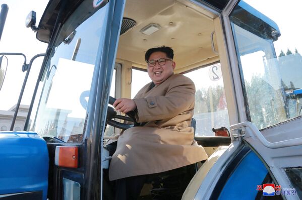 Kim Jong-un durante visita a usina de tratores - Sputnik Brasil