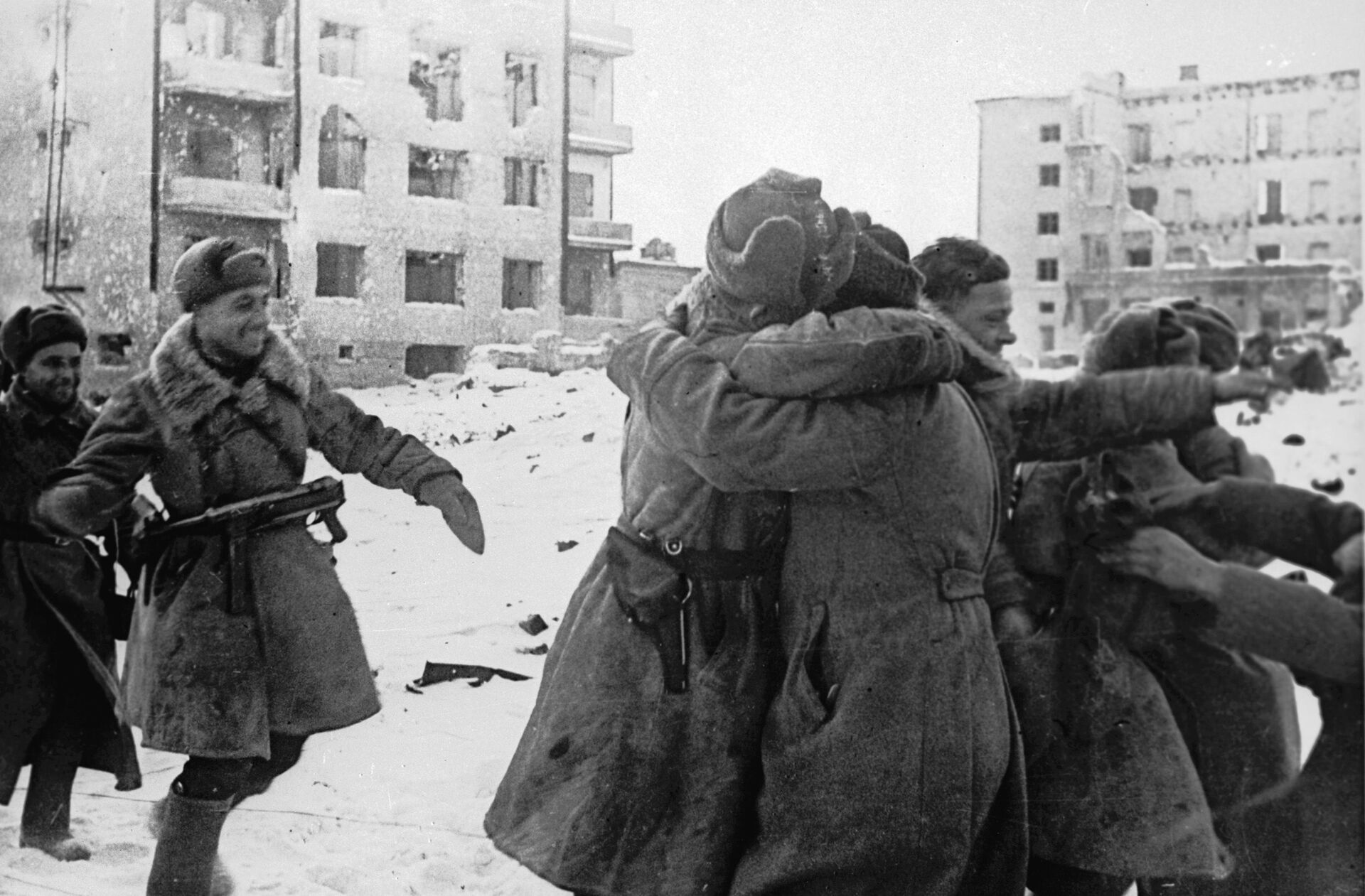 Chegada triunfal dos soldados soviéticos que cercaram os alemães em Stalingrado - Sputnik Brasil, 1920, 18.07.2022