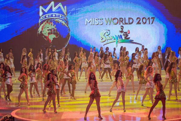 Participantes posam durante o 67º concurso Miss Mundo na cidade de Sanya, na ilha tropical chinesa de Hainan, em 18 de novembro de 2017 - Sputnik Brasil