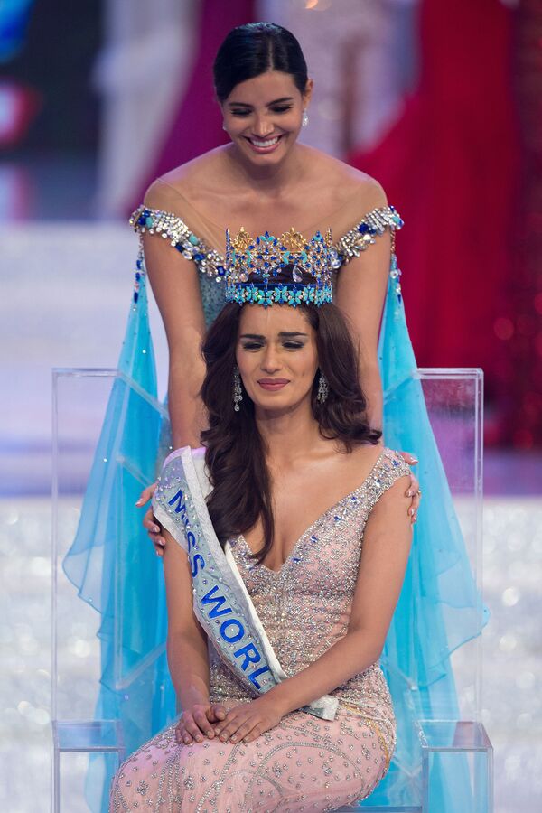 Miss Mundo 2016, Stephanie Del Valle, reconforta a Miss Mundo 2017, a indiana Manushi Chhilar, que não conseguiu conter as lágrimas - Sputnik Brasil