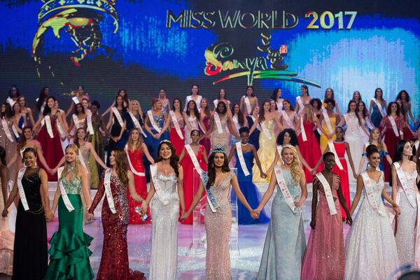 Participantes cantam de mãos dadas durante a final do Miss Mundo 2017, na cidade chinesa de Sanya, em 18 de novembro de 2017 - Sputnik Brasil