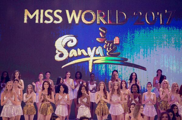 Competidoras de todos os países posam para uma foto coletiva durante do 67º concurso Miss Mundo na cidade de Sanya, na ilha tropical chinesa de Hainan, em 18 de novembro de 2017 - Sputnik Brasil
