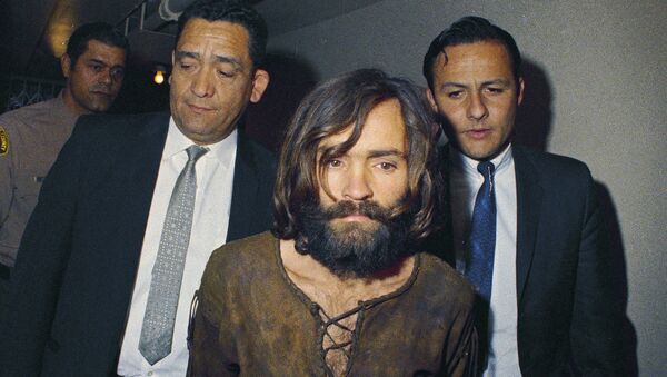 Charles Manson sendo acompanhado por oficiais ao tribunal devido ao assassinato de Sharon Tate (foto de arquivo) - Sputnik Brasil