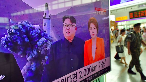 Soldado sul-coreano (à direita) passa por tela de televisão com noticiário sobre o teste de míssil balístico lançado por submarino da Coreia do Norte em uma estação ferroviária em Seul, Coreia do Norte, 25 de agosto de 2016 - Sputnik Brasil